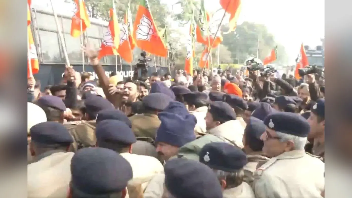 चंडीगढ़ में बीजेपी का जोरदार प्रदर्शन, भाजपा में शामिल पार्षद के परिजनों को जबरन उठाने का आरोप, देखें वीडियो