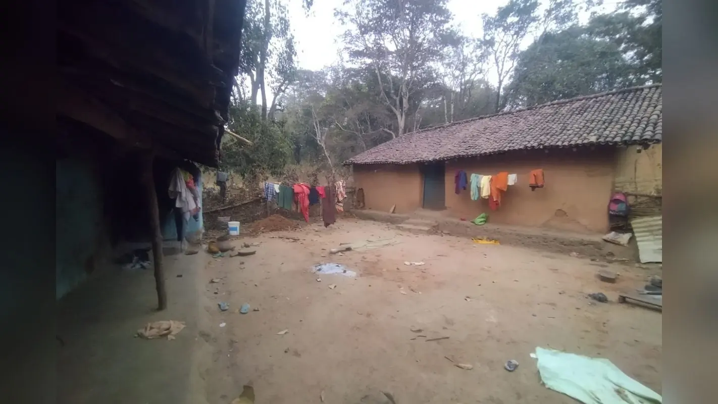 Chaibasa: नोवामुंडी में पेड़ पर साड़ी से लटकी नवविवाहिता, दूसरी पत्नी थी मरने वाली सोमवारी