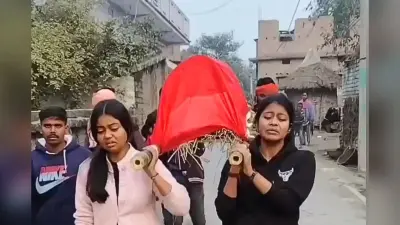 मां चली गई, गांव ने मुंह मोड़ा… बेटियों ने दिया कंधा, अब श्राद्ध के लिए समाज से लगा रहीं इंसानियत की गुहार