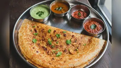 Chilli Garlic Rava Dosa: घर पर आसानी से बनाएं चिली गार्लिक रवा डोसा, स्वाद ऐसा कि सब उंगलियां चाटते रह जाए
