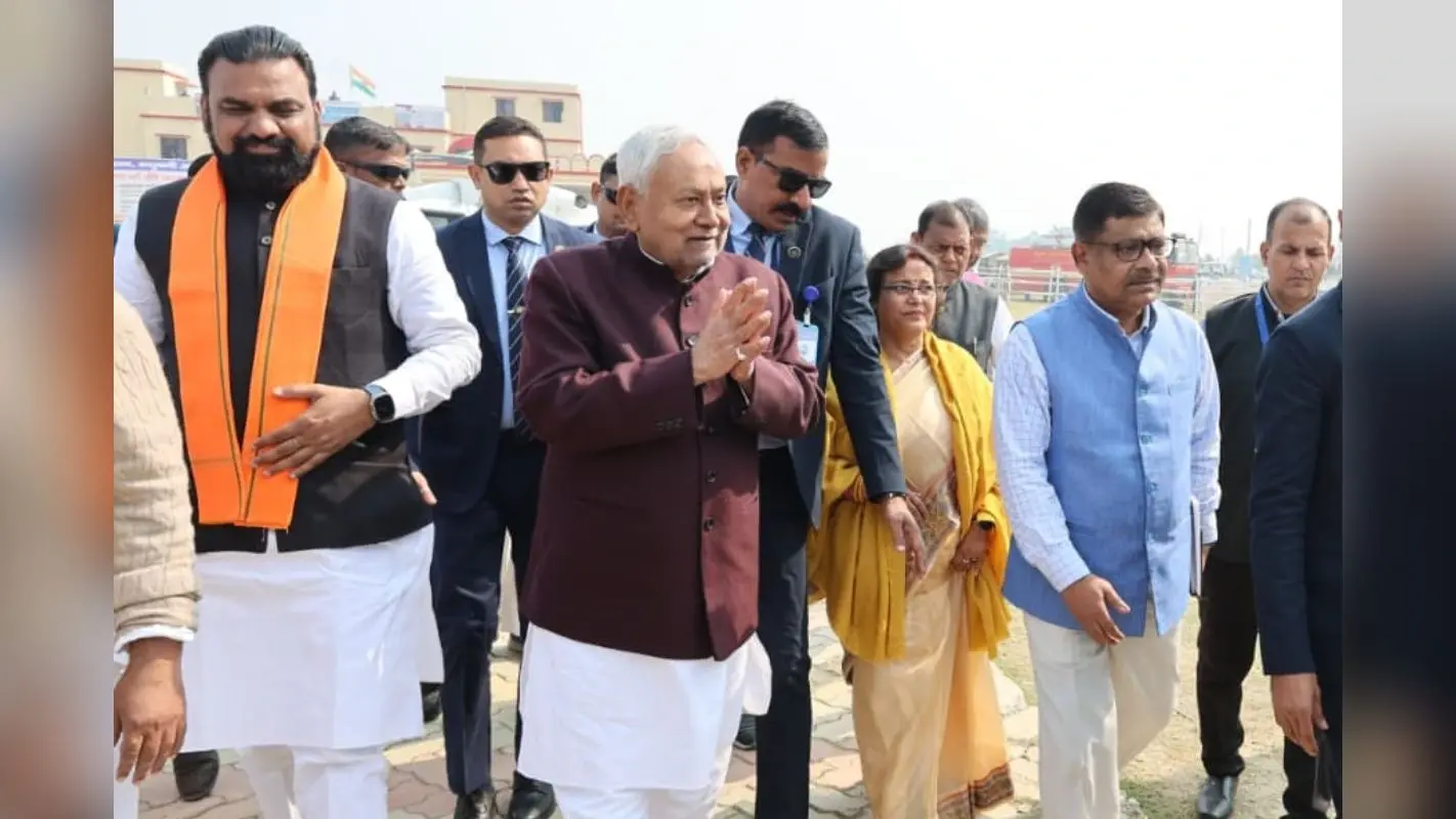 CM Nitish Yatra Photos: मधुबनी में सीएम नीतीश की समृद्धि यात्रा की देखिए तस्वीरें, दिया खास गिफ्ट, जीविका दीदियों से की बात