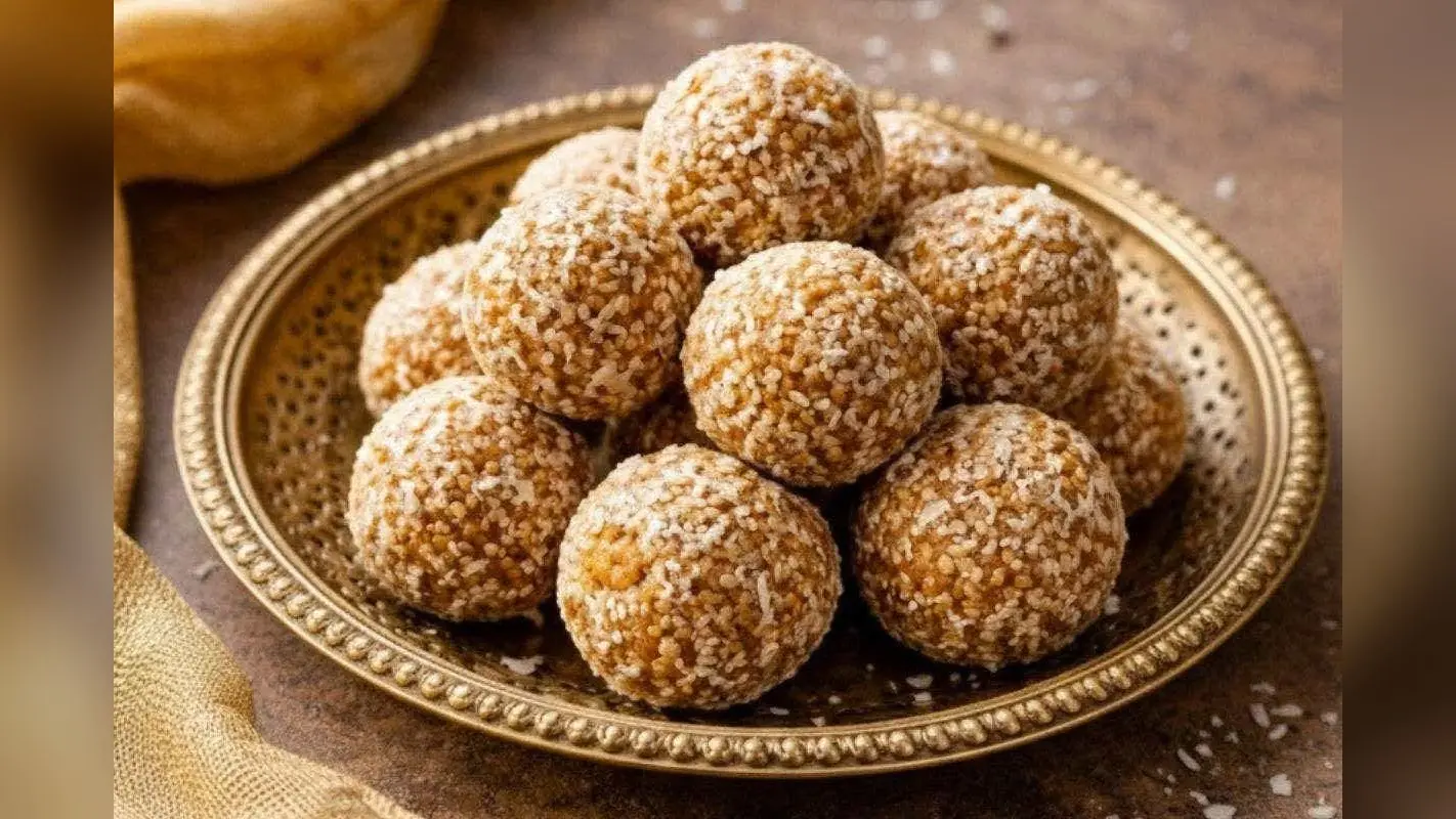 Coconut Til Laddu Recipe: मकर संक्रांति पर घर पर आसान तरीका से बनाएं हेल्दी और टेस्टी तिल-नारियल लड्डू