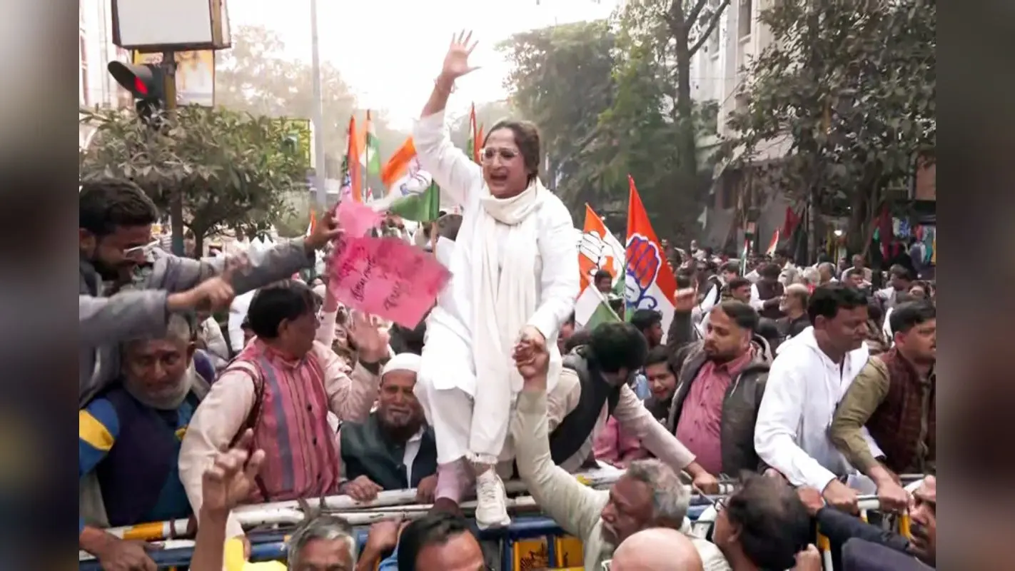 एसआईआर के विरोध में कांग्रेस का जोरदार प्रदर्शन, बैरिकेडिंग तोड़कर सीईओ बंगाल के ऑफिस की ओर बढ़े कार्यकर्ता