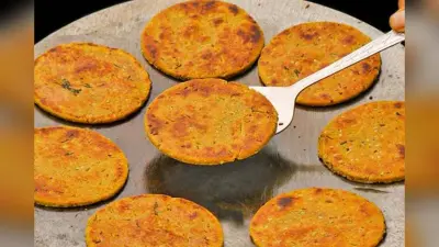 Crispy Masala Bhakri Recipe: खाने का स्वाद हो जाएगा दोगुना एक बार जरूर जरूर चखें क्रिस्पी मसाला भाखरी का स्वाद