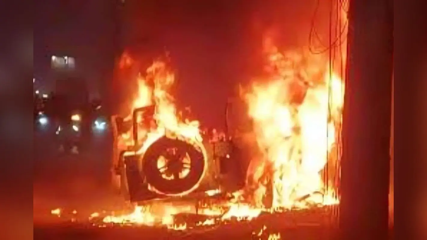 Danapur Thar Hit and Run: पटना में रफ्तार का कहर, नशे में धुत ड्राइवर ने कई को रौंदा, गुस्साई भीड़ ने बीच सड़क गाड़ी को फूंका!