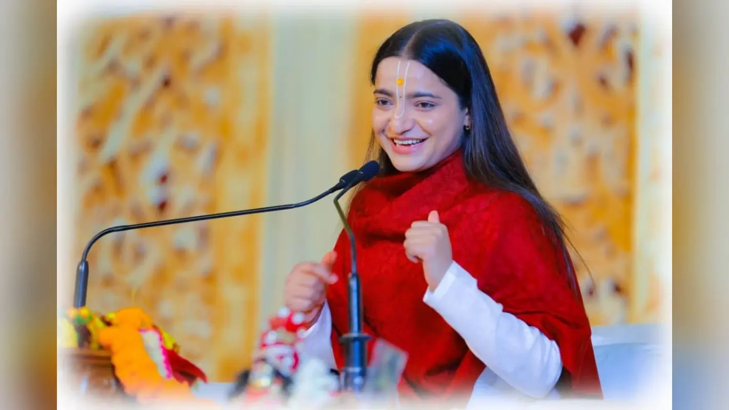 Devi Krishnapriya Ji: विवादों के दौर में भी क्यों बढ़ता जा रहा है इस कथावाचिका पर लोगों का विश्वास? शास्त्र, सेवा और सादगी से बनाया अलग मुकाम