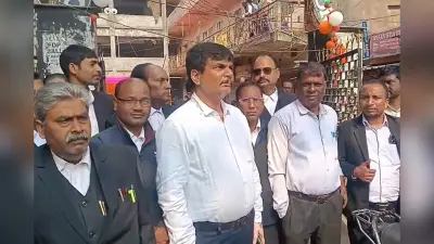 Dhanbad: बार एसोसिएशन का अनिश्चितकालीन हड़ताल शुरू, रास्ता बंद किए जाने से सभी वकील नाराज