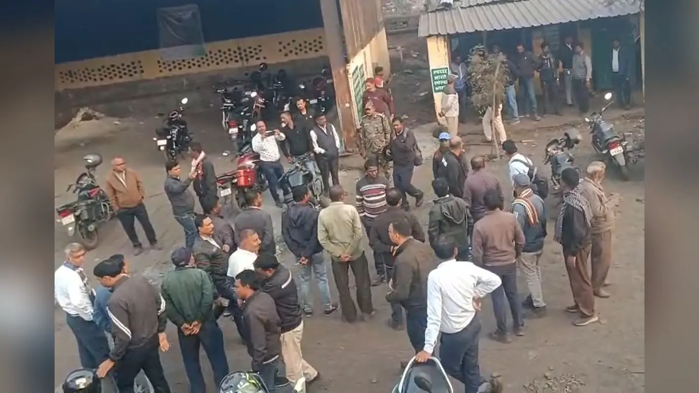 Dhanbad: बीसीसीएल कर्मियों को अपराधियों ने लाठी-डंडे से पीटा, दो लोग गंभीर रूप से घायल