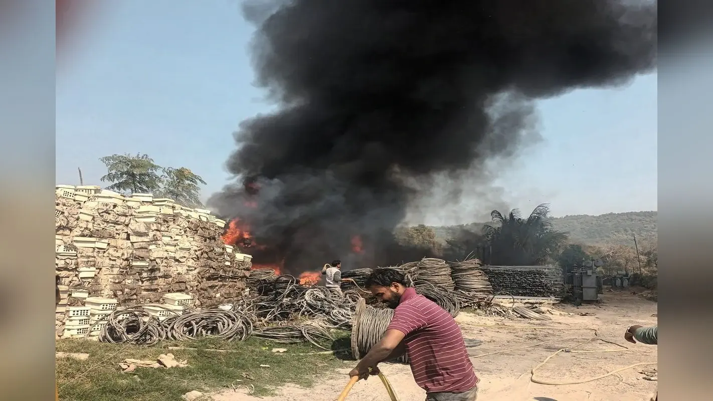 Dhanbad Fire News: धनबाद के सरायढेला में जेबीवीएनएल ठेकेदार के गोदाम में भीषण आग, लाखों का सामान राख