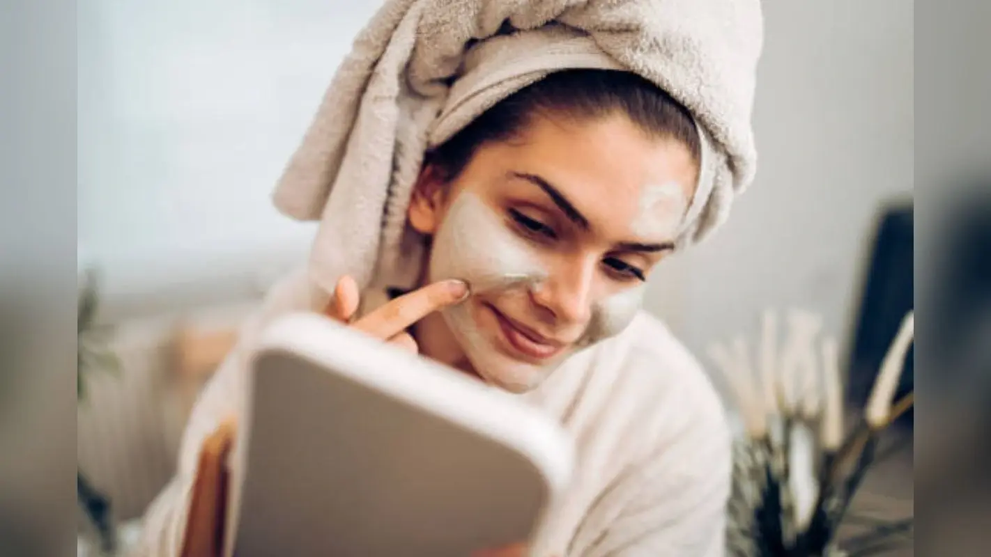 Face Mask Using Tips: अगर आप भी रात को करते हैं फेस मास्क का इस्तेमाल, तो जान लें इसके फायदे और नुकसान