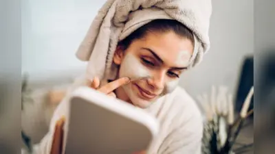 Face Mask Using Tips: अगर आप भी रात को करते हैं फेस मास्क का इस्तेमाल, तो जान लें इसके फायदे और नुकसान