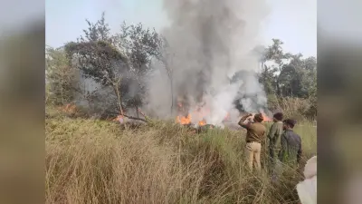 hajipur news. हाजीपुर रेलवे स्टेशन के पीछे लगी आग में लाखों के केबल जले
