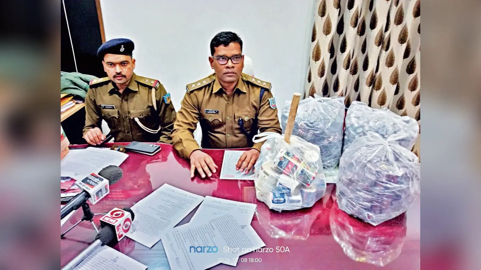 Chaibasa News : चाईबासा में नकली शराब फैक्ट्री का भंडाफोड़, भारी मात्रा में सामग्री जब्त
