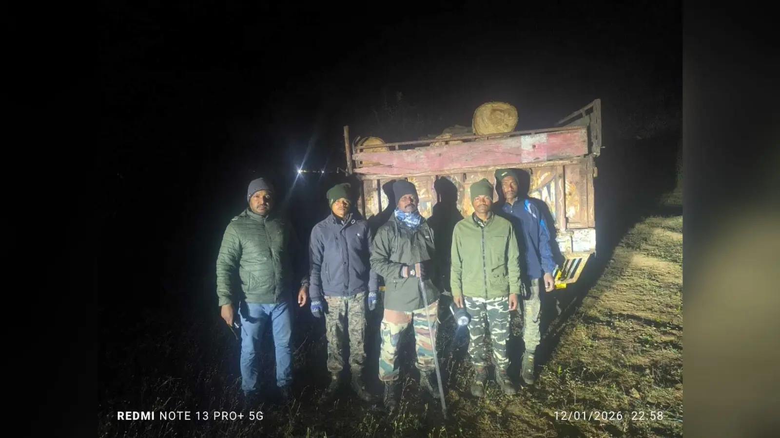 वन विभाग की टीम ने लकड़ी लदा ट्रक पकड़ा