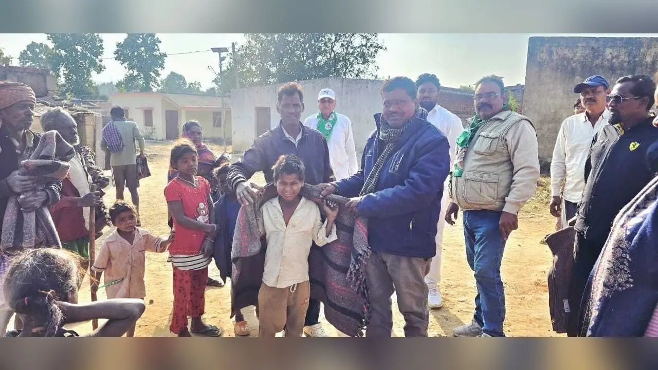बिरहोरों के बीच कंबल, चूड़ा, गुड़ व तिलकुट का वितरण