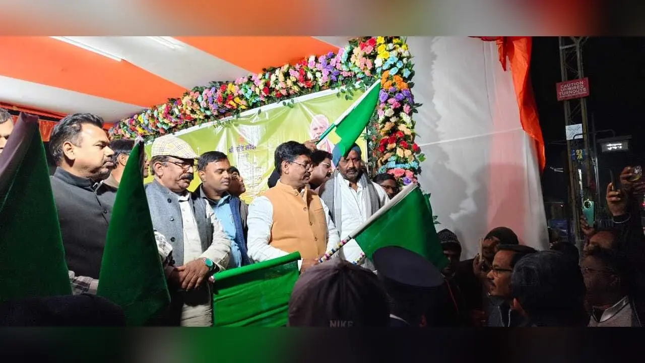 अमृत भारत ट्रेन को हरी झंडी दिखाकर किया रवाना