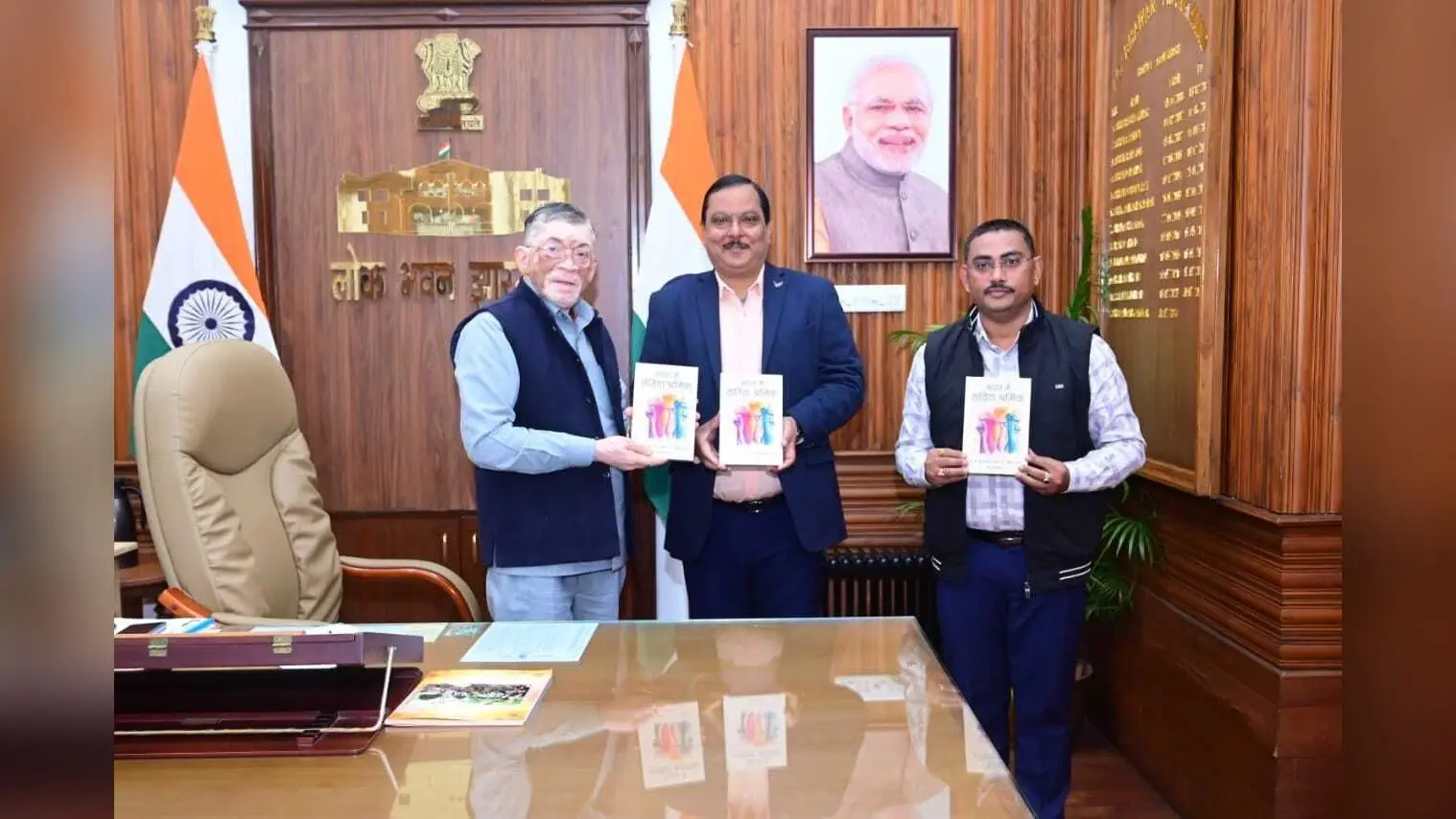 झारखंड लोकभवन में राज्यपाल ने किया पुस्तक का विमोचन