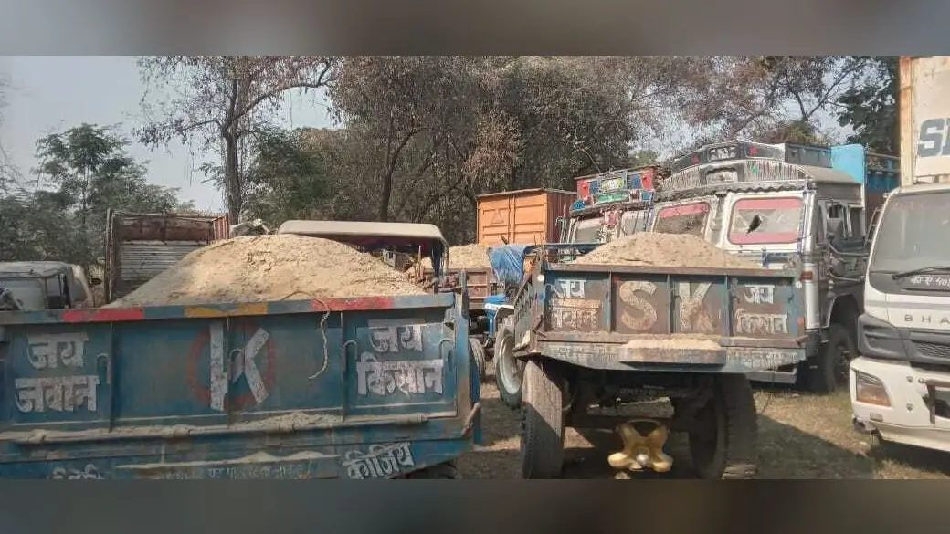 अवैध खनन में बगैर इ-परिवहन चालान व रजिस्ट्रेशन नंबर के पकड़े गये चार ट्रैक्टर