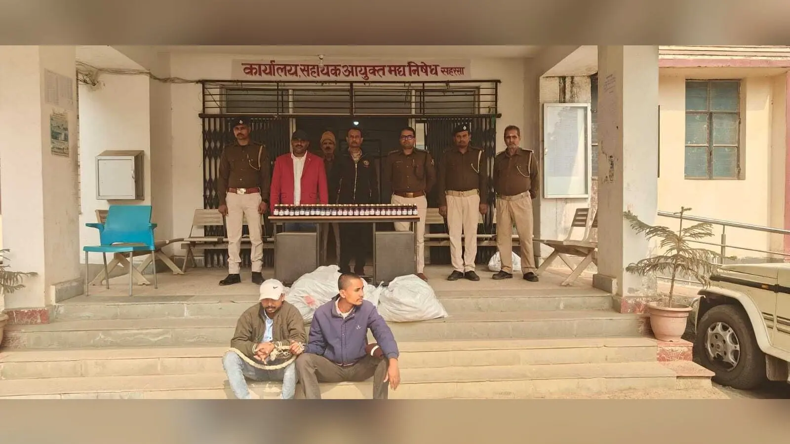 उत्पाद विभाग ने 90 लीटर कोरेक्स के साथ दो अभियुक्त को किया गिरफ्तार