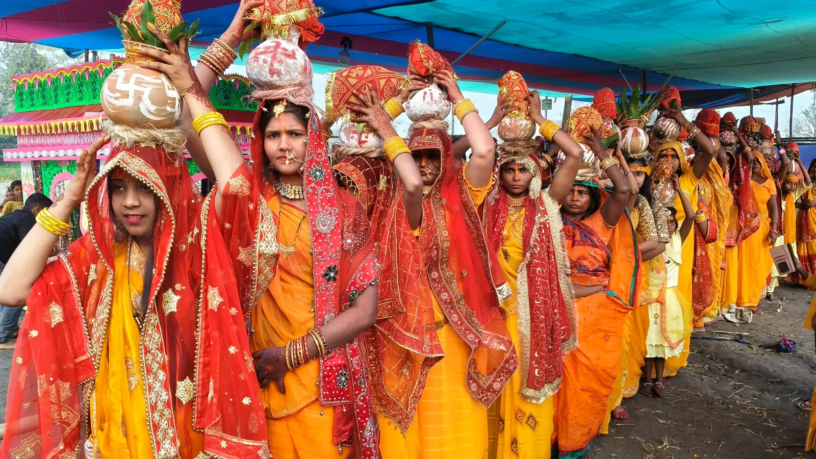 अष्टयाम शुभारंभ को लेकर निकाली गयी भव्य कलश यात्रा