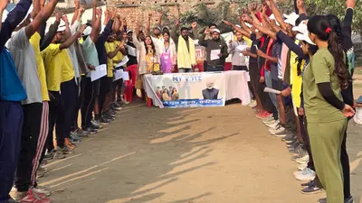 मतदाताओं को जागरूक करने के युवाओं ने निकाली पदयात्रा