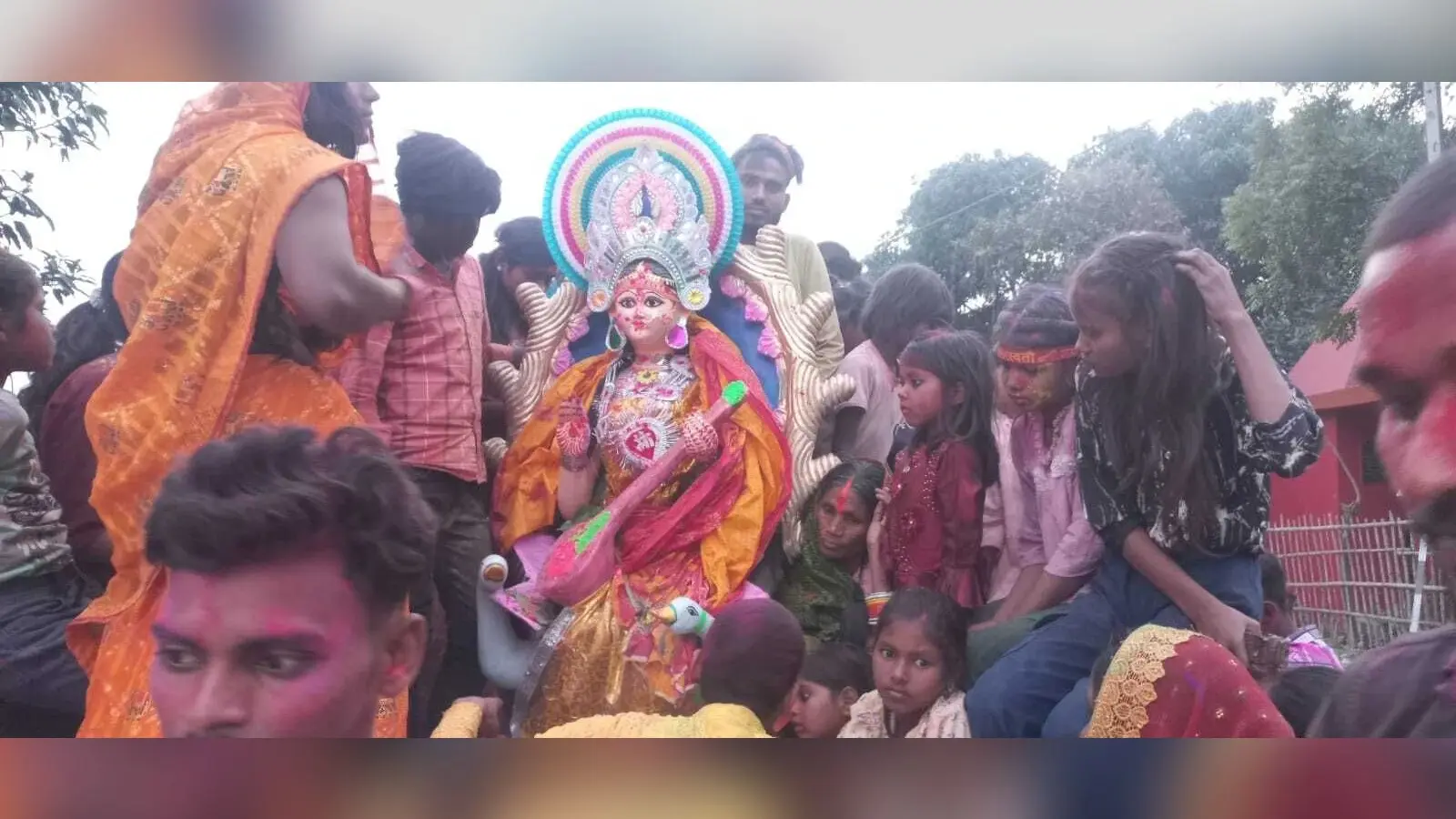 नम आंखों से माता की प्रतिमा को दी गयी विदाई