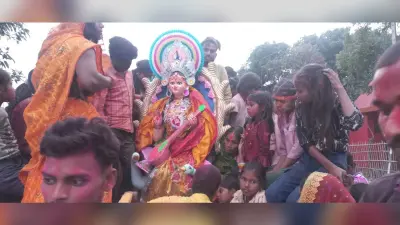 नम आंखों से माता की प्रतिमा को दी गयी विदाई