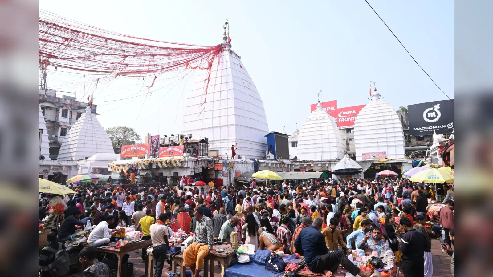 Deoghar News : बाबा मंदिर में उमड़ा जनसैलाब, सवा लाख श्रद्धालुओं ने किया जलार्पण