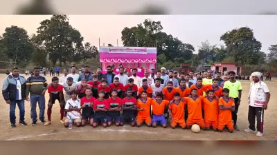 Seraikela Kharsawan News : फुटबॉल टूर्नामेंट की ट्रॉफी पर रायगुटू नवाडीह क्लब का कब्जा