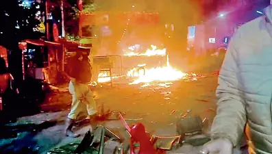 बढ़ा सियासी टकराव, भाजपा के मंच में आगजनी, तृणमूल के दफ्तर में तोड़फोड़