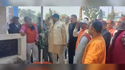 वीर कुंवर सिंह मंच संरक्षक ने फहराया झंडा