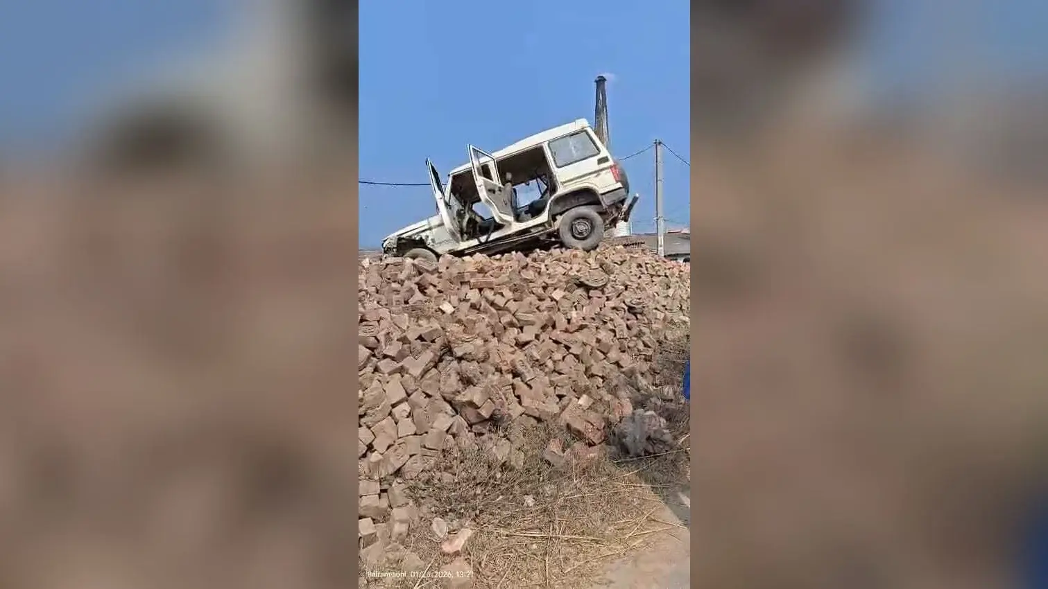 बाइक व बोलेरो में हुई टक्कर, शिक्षक जख्मी