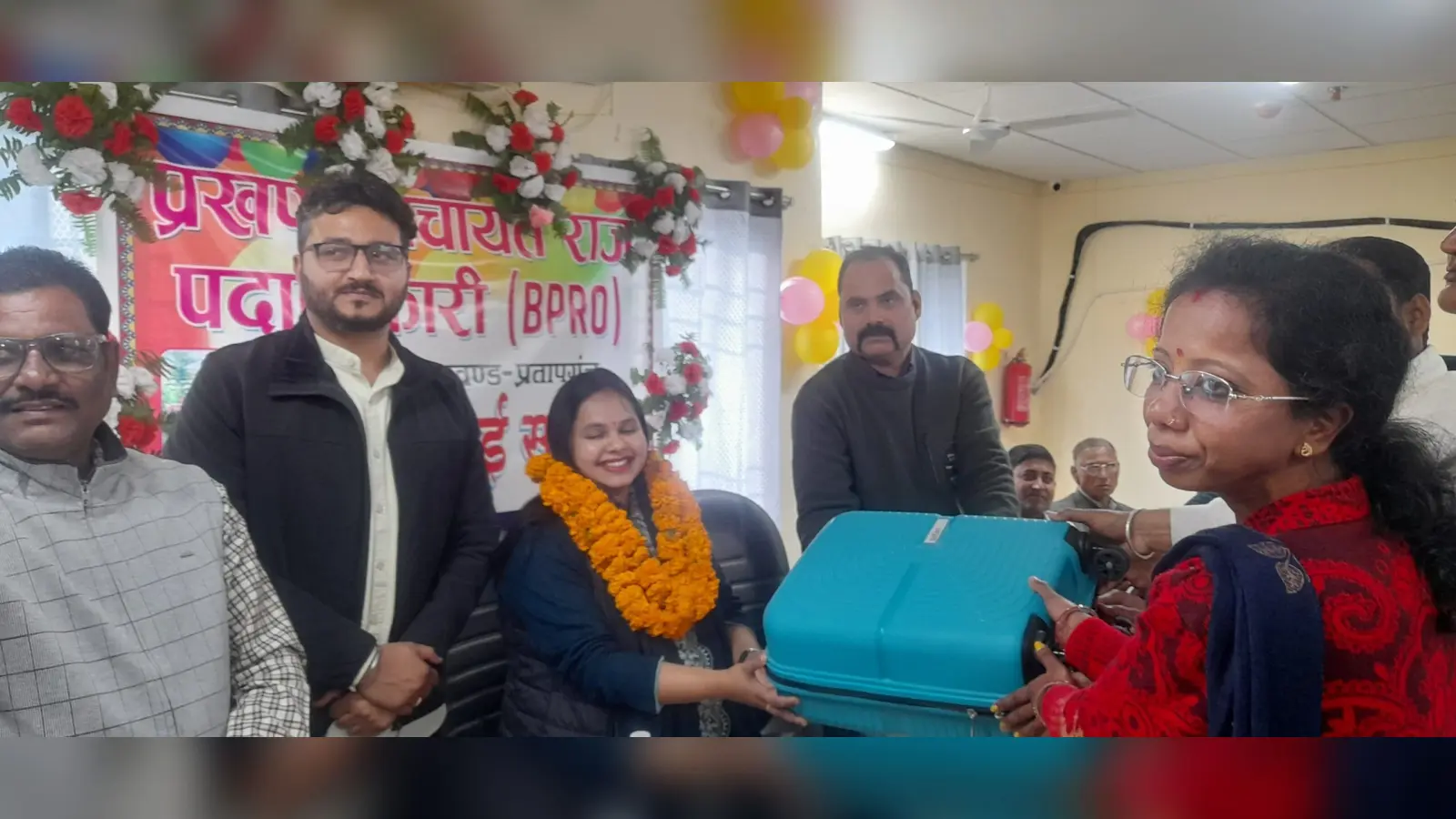स्थानांतरित बीपीआरओ को सम्मान पूर्वक दी गयी विदाई, कार्यकाल की प्रशंसा