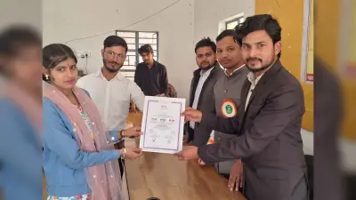 कुशल युवा कार्यक्रम के प्रशिक्षण के बाद छात्रों को प्रमाण पत्र वितरित
