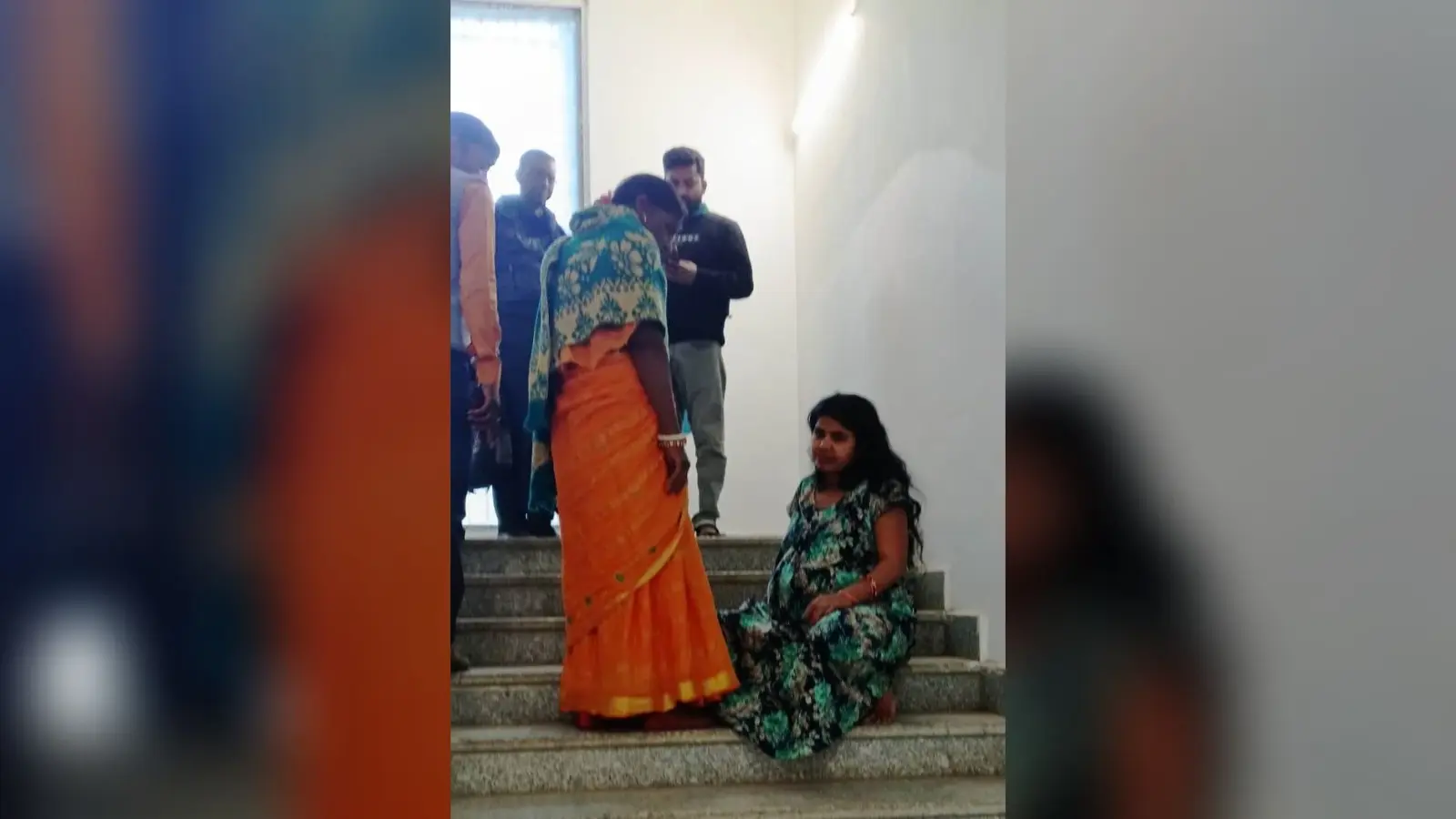 लिफ्ट रहा खराब, सीढ़ी से उतरने के दौरान दर्द से परेशान गर्भवती जमीन पर बैठी