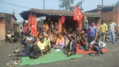 वेतन बढ़ोतरी की मांग को लेकर मुंशी हड़ताल पर