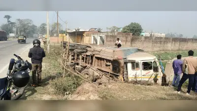 दिघरी के पास हाइवा दीवार से टकराकर पलटा, हताहत नहीं