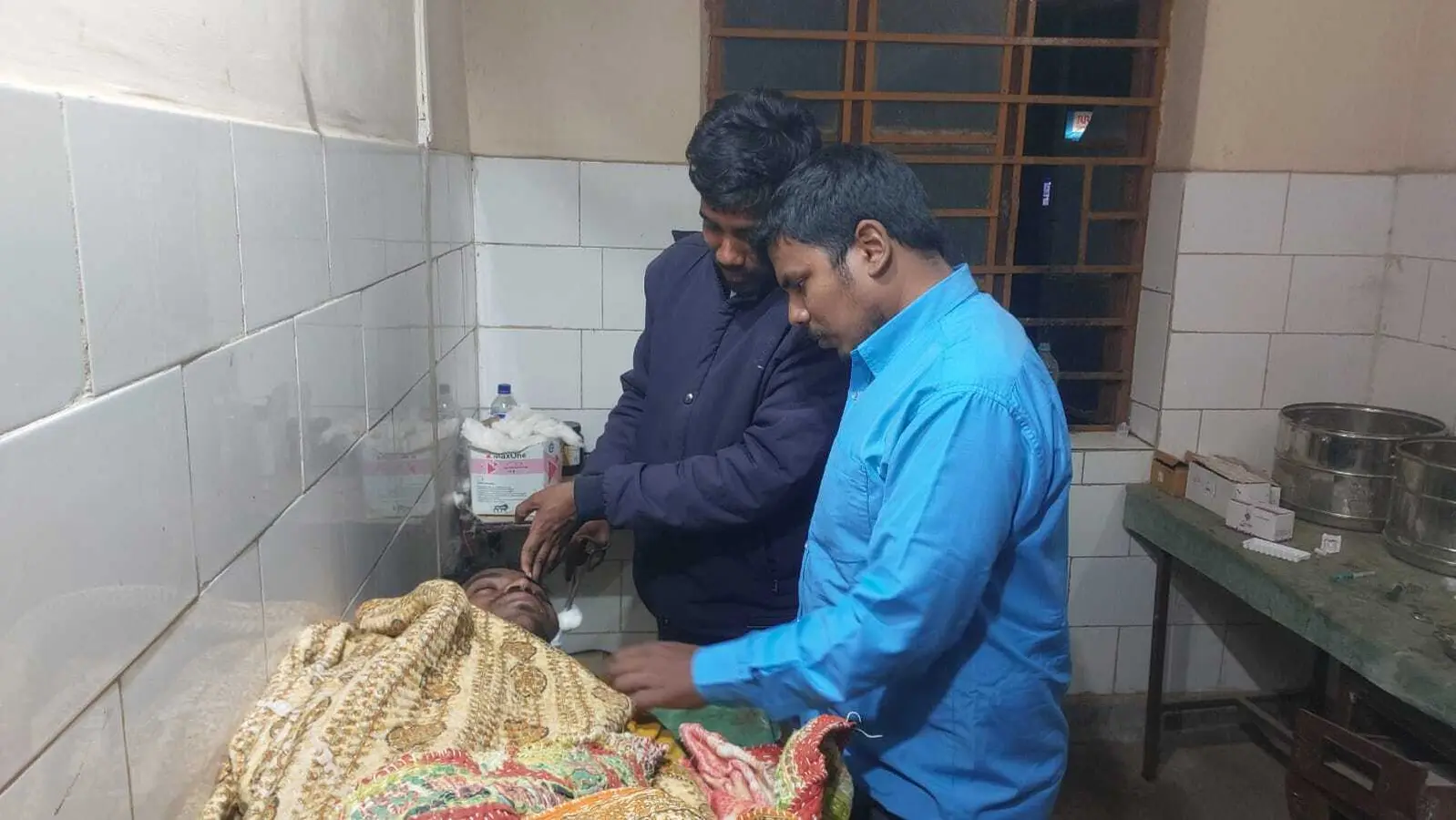 चरकपानी में बाइक से गिरकर युवक जख्मी