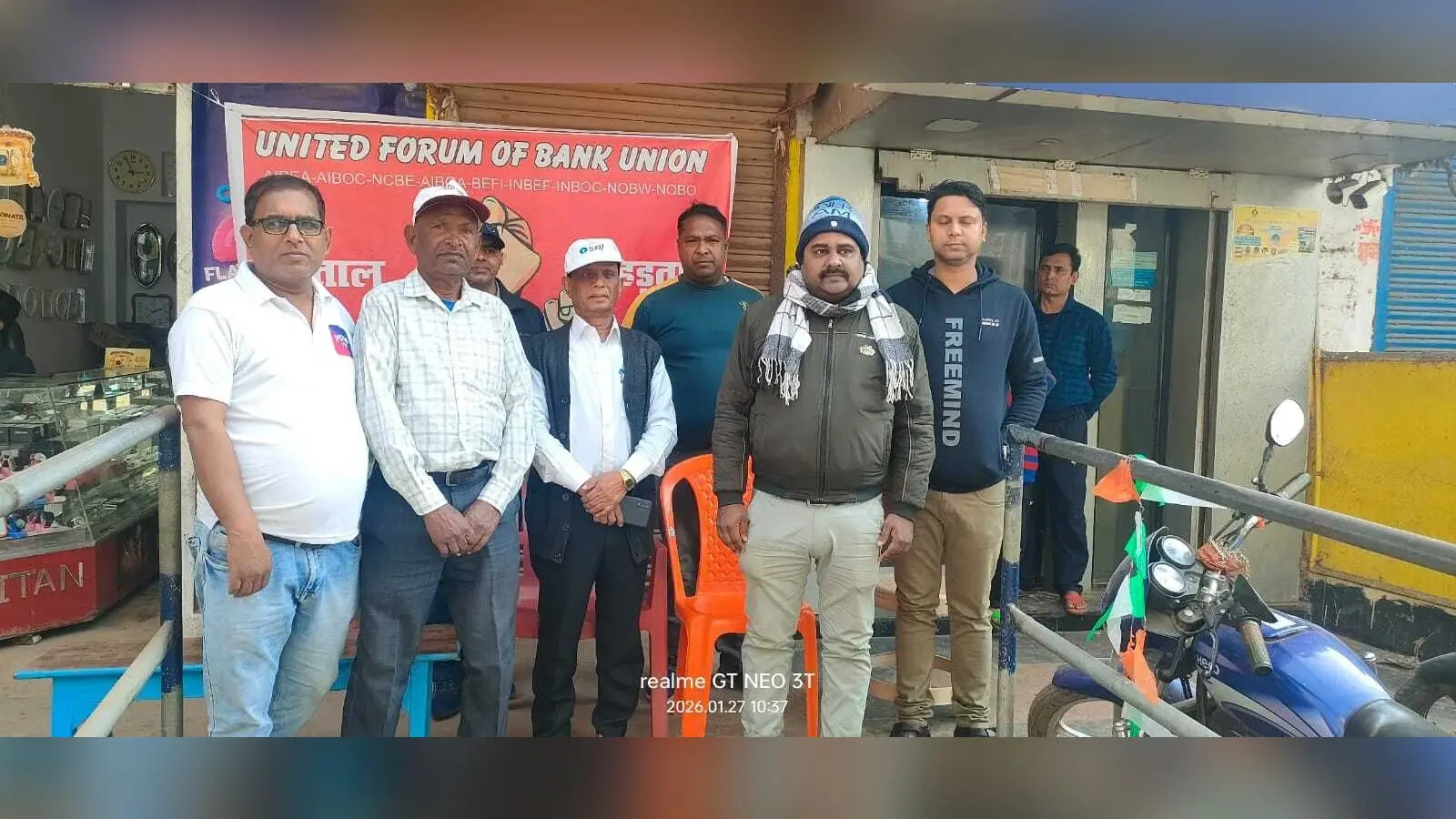 अपनी विभिन्न मांगों को ले हड़ताल पर रहे बैंककर्मी