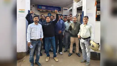 मांगों को लेकर बैंक कर्मियों ने आवाज बुलंद की