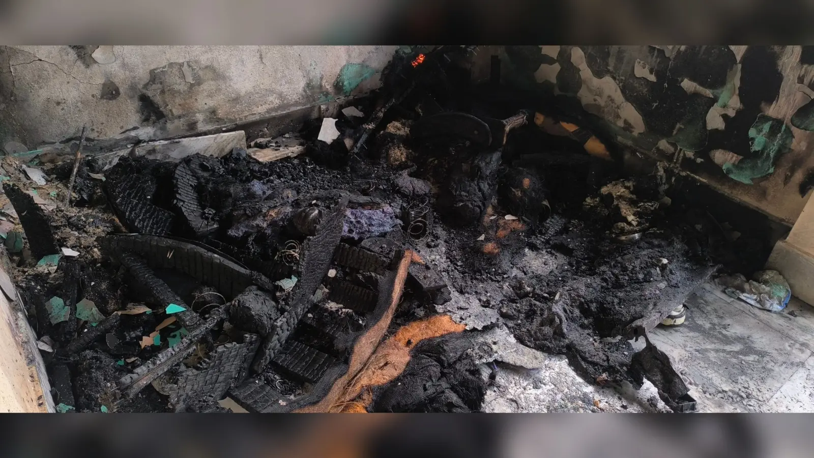 Giridih News: शॉर्ट सर्किट से घर में लगी आग, परिजनों ने बचायी जान