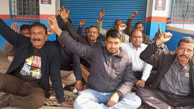 Bokaro News : कर्मी रहे हड़ताल पर, बैंकों में लटका रहा ताला