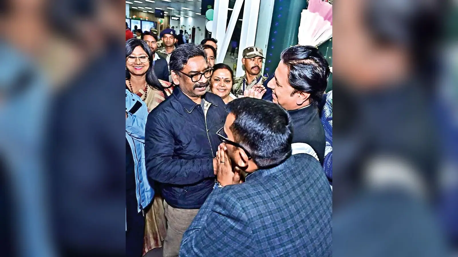 दावोस और यूके की यात्रा से लौटे हेमंत व कल्पना सोरेन