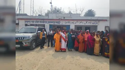 प्रखंड मुख्यालय में लोगों का प्रदर्शन