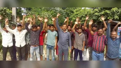 स्कूल भवन निर्माण की मांग को लेकर सिपाया में ग्रामीणों ने जाम की सड़क