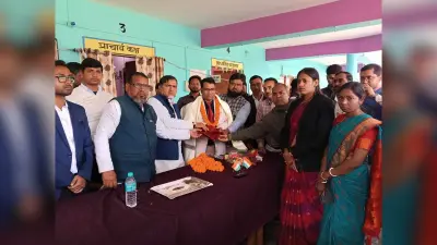 स्थानांतरण पर शिक्षक को दी गई विदाई