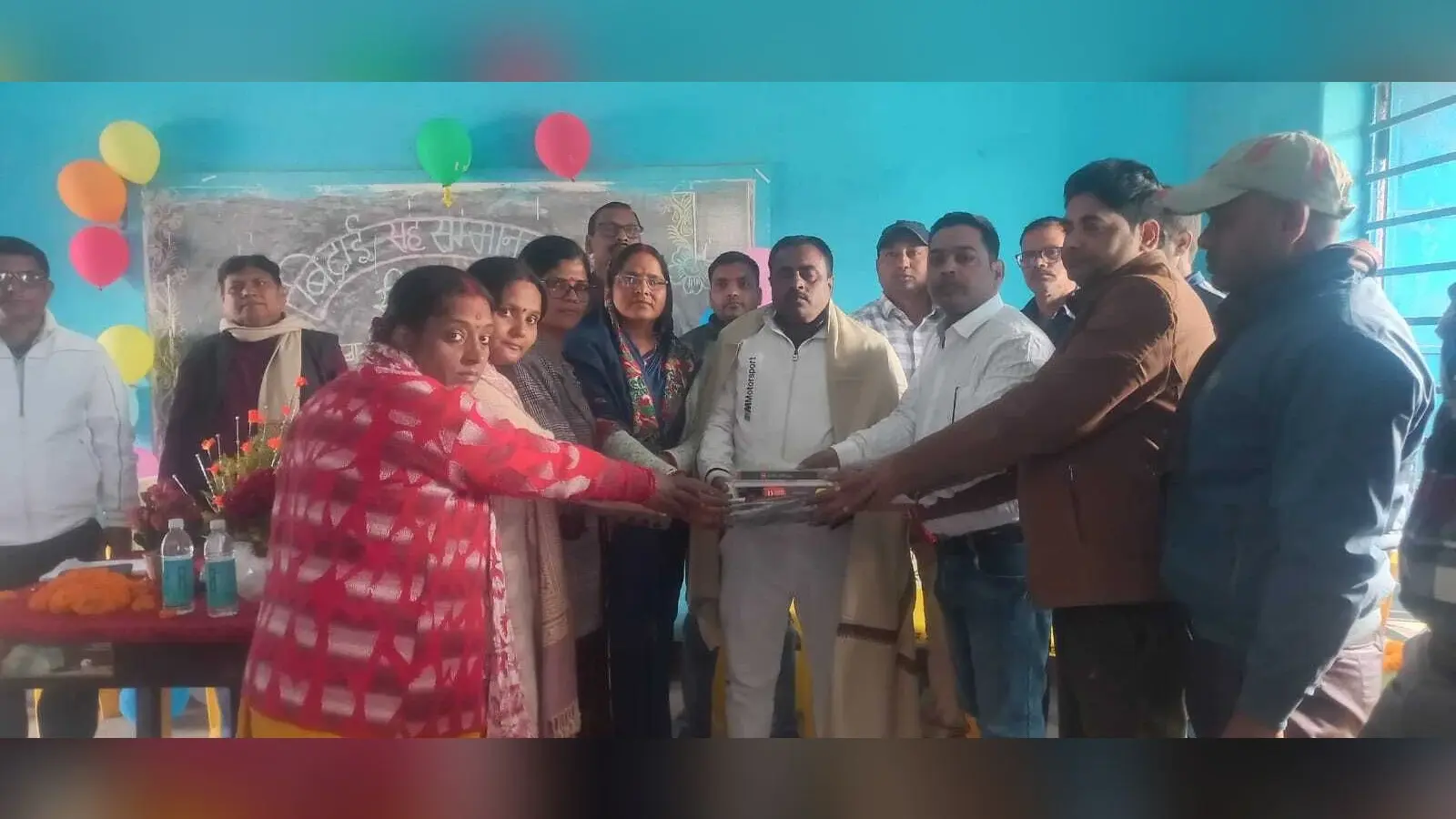 स्थांतरण पर शिक्षक को दी गयी विदाई