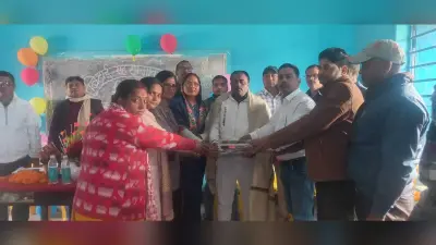 स्थांतरण पर शिक्षक को दी गयी विदाई