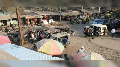 कोलासी बाजार में ऑटो-टोटो सड़क किनारे खड़ी रहने से आवागमन होता है बाधित
