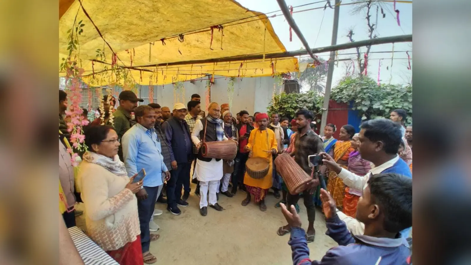 आदिवासी समुदाय के सोहराय पर्व में शामिल हुए विधायक